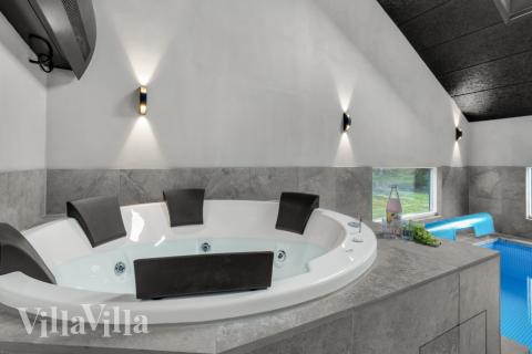 Nyt varmen i boblebadet i luksushus nr. 571 i Sydjylland