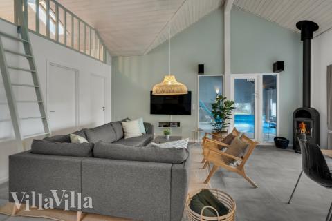 Sofaen i luksushus nr. 571 i Sydjylland er perfekt for å hygge seg med et brettspill eller se en film sammen.