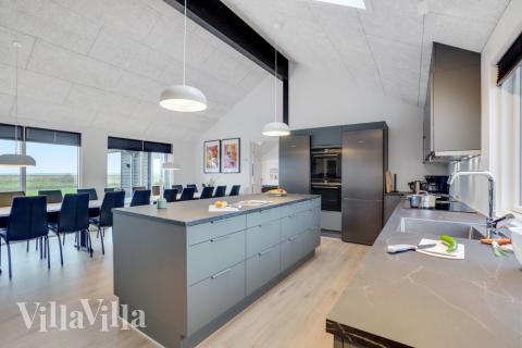 Kjøkkenet i luksushus nr. 551 i Vestjylland er godt innrettet.