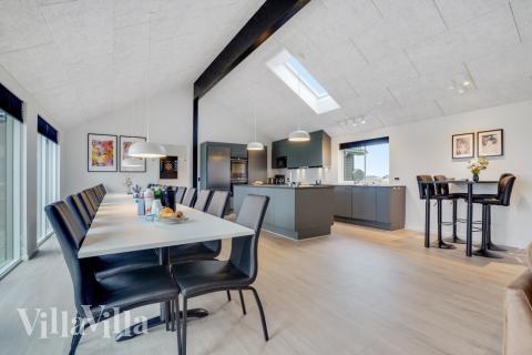 Det er plass til 24 personer i det store lyse oppholdsrommet i luksushus nr. 551.