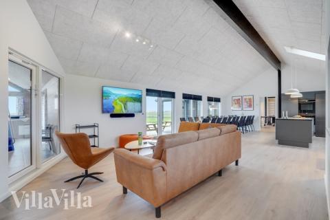 Sofaen i luksushus nr. 551 i Vestjylland er perfekt for å hygge seg med et brettspill eller se en film sammen.