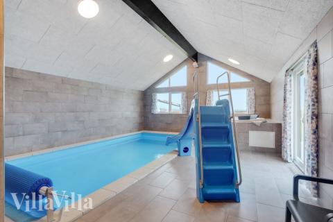 Det flotte bassenget i luksushus nr. 551 til 24 personer