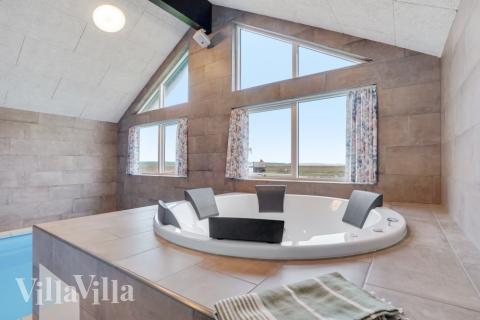 Nyt varmen i boblebadet i luksushus nr. 551 i Vestjylland