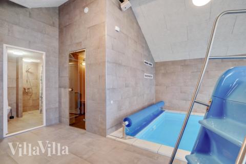 Feriehus 551 har et flott basseng med sklie, et stort innebygd boblebad og en badstue