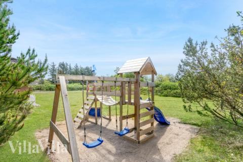 I det attraktive feriehuset nr. 572 i Vestjylland finnes det mengder av utendørsaktiviteter, som leketårn og huskestativ.