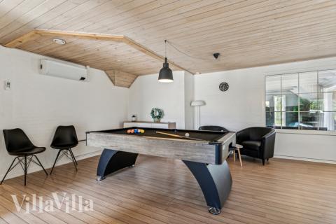 I tillegg til alle aktivitetsmulighetene i husets bassengavdeling, kan du også spille biljard, bordtennis og dart i luksushus nr. 572