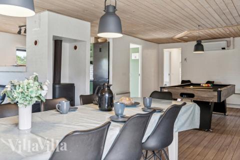 Det er plass til 12 personer i det store lyse oppholdsrommet i luksushus nr. 572.