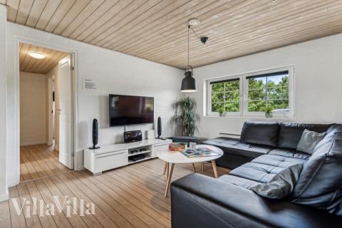 Sofaen i luksushus nr. 572 i Vestjylland er perfekt for å hygge seg med et brettspill eller se en film sammen.