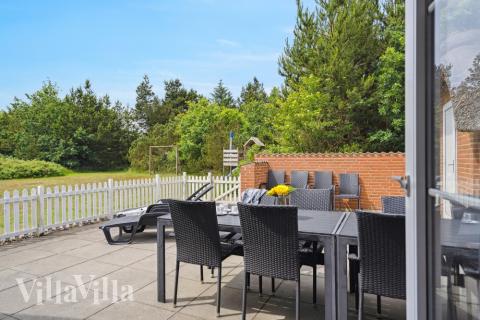 Luksushus nr. 572 har en deilig terrasse med gode hagemøbler til 12 personer.