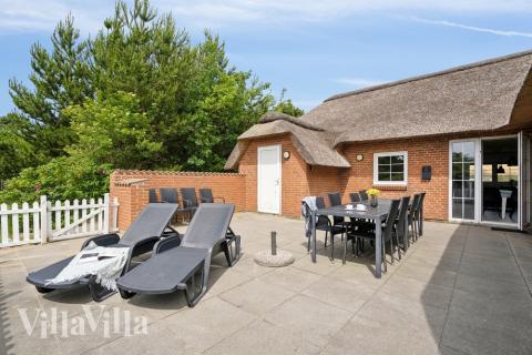 Nyt en grillkveld på terrassen i luksushus nr. 572 i Vestjylland