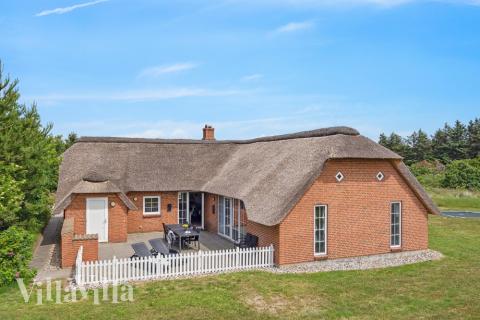 Dette lekre huset med svømmebasseng, nr. 572, med plass til 12 personer, ligger i Vestjylland