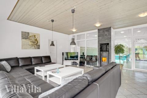 Det er plass til 14 personer i det store lyse oppholdsrommet i luksushus nr. 573.