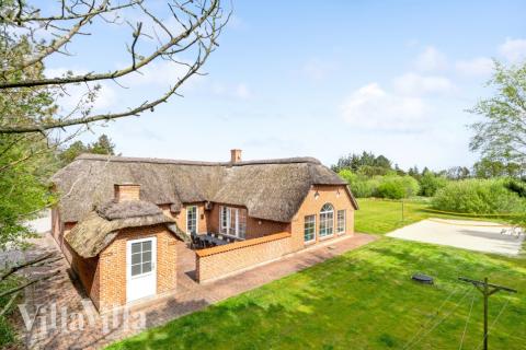 Dette lekre huset med svømmebasseng, nr. 573, med plass til 14 personer, ligger i Vestjylland