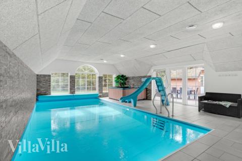 Feriehus 573 har et flott basseng med sklie, et stort innebygd boblebad og en badstue