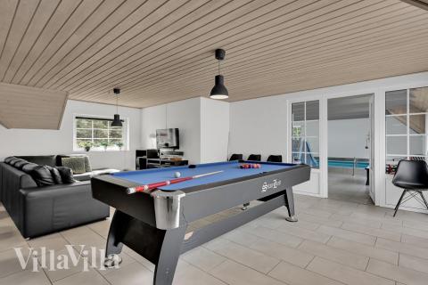 Det er plass til 12 personer i det store lyse oppholdsrommet i luksushus nr. 574.