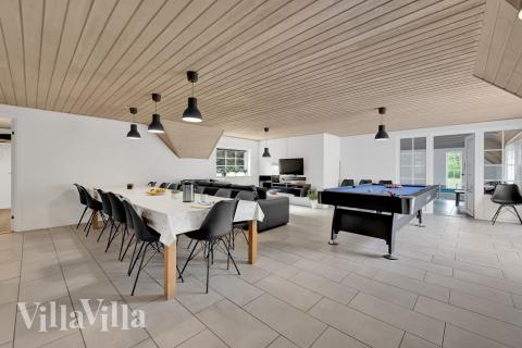 Det er god plass til at 12 personer sitter sammen i feriehusets oppholdsrom under et besøk i luksushus 574 i Vestjylland.