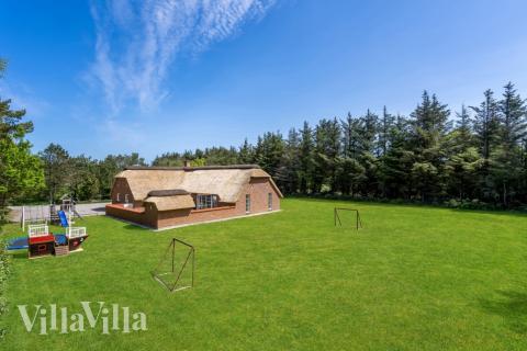Dette lekre huset med svømmebasseng, nr. 574, med plass til 12 personer, ligger i Vestjylland