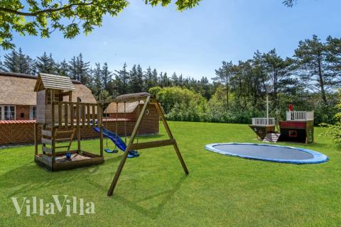 I det attraktive feriehuset nr. 574 i Vestjylland finnes det mengder av utendørsaktiviteter, som leketårn og huskestativ.