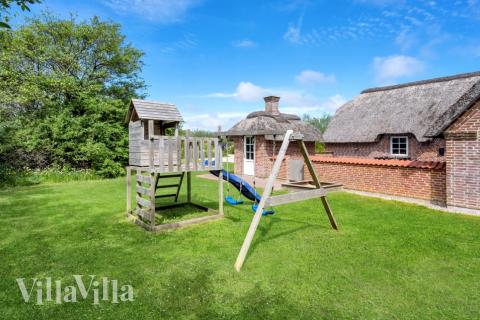 I det attraktive feriehuset nr. 575 i Vestjylland finnes det mengder av utendørsaktiviteter, som leketårn og huskestativ.