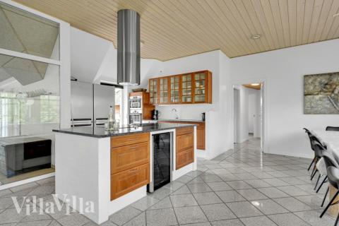 Kjøkkenet i luksushus nr. 575 er fullt utstyrt så dere lett kan lage mat til 14 personer.