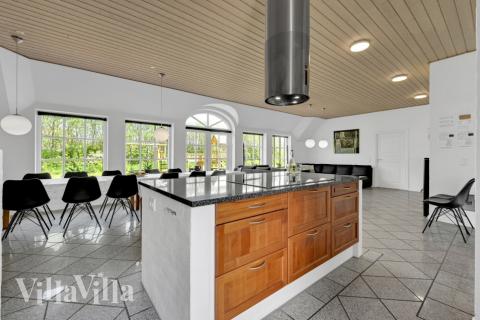 Det er plass til 14 personer i det store lyse oppholdsrommet i luksushus nr. 575.