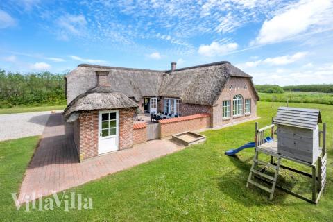 Dette lekre huset med svømmebasseng, nr. 575, med plass til 14 personer, ligger i Vestjylland