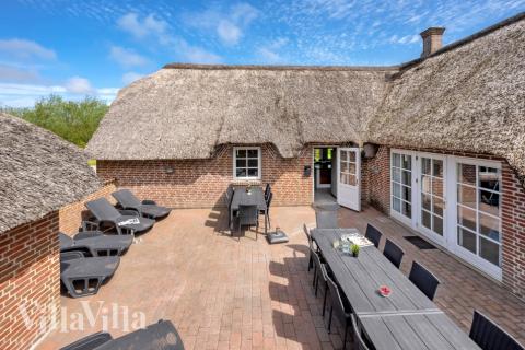 Luksushus nr. 575 har en deilig terrasse med gode hagemøbler til 14 personer.