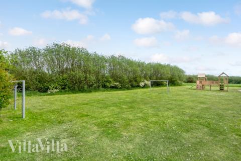 I det attraktive feriehuset nr. 576 i Vestjylland finnes det mengder av utendørsaktiviteter, som leketårn og huskestativ.