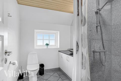 Det finnes bad med dusj i luksushus nr. 576 til 14 personer.