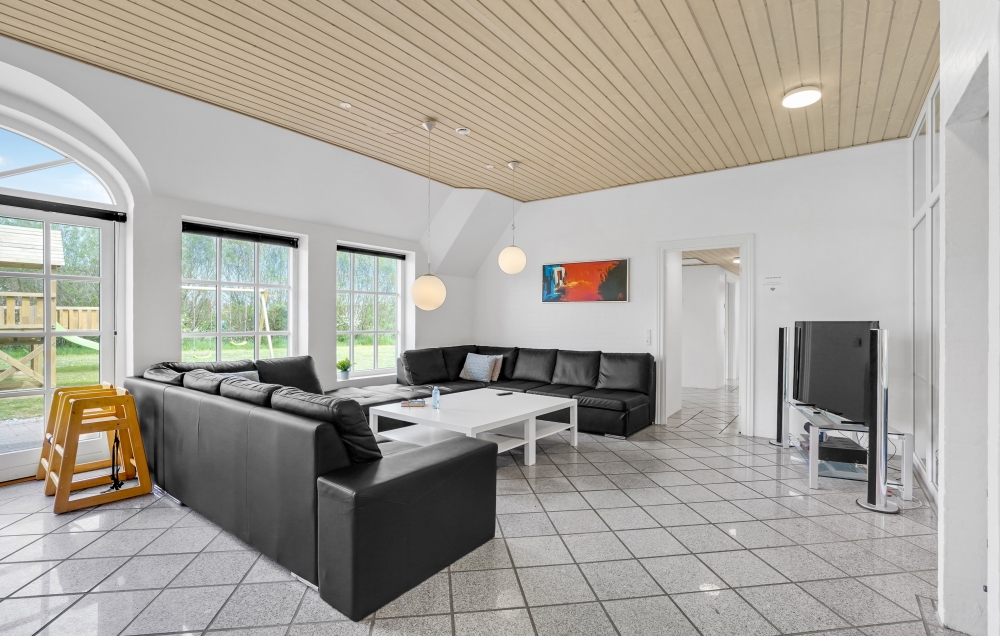 Sofaen i luksushus nr. 576 i Vestjylland er perfekt for å hygge seg med et brettspill eller se en film sammen.