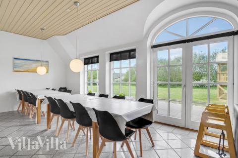 Det er plass til 14 personer i det store lyse oppholdsrommet i luksushus nr. 576.