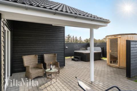 Luksushus nr. 553 har en deilig terrasse med gode hagemøbler til 16 personer.