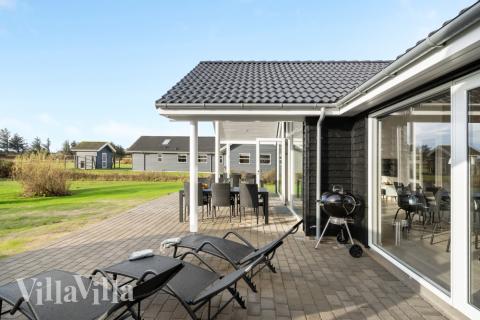 Nyt en grillkveld på terrassen i luksushus nr. 553 i Nordjylland
