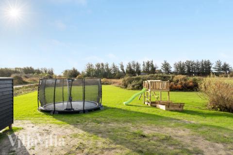 I det attraktive feriehuset nr. 553 i Nordjylland finnes det mengder av utendørsaktiviteter, som leketårn og huskestativ.