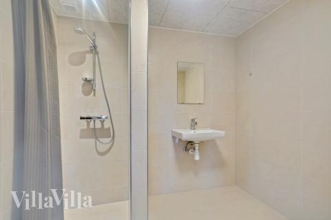 Det finnes bad med dusj i luksushus nr. 553 til 16 personer.