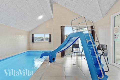 Feriehus 553 har et flott basseng med sklie, et stort innebygd boblebad og en badstue