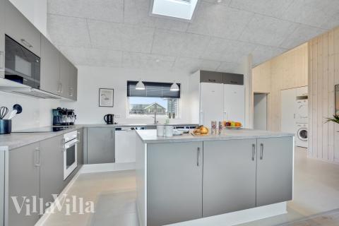 Kjøkkenet i luksushus nr. 553 er fullt utstyrt så dere lett kan lage mat til 16 personer.