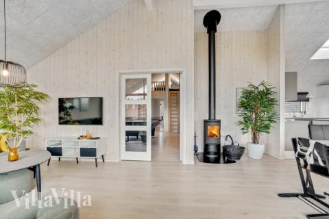 Det er plass til 16 personer i det store lyse oppholdsrommet i luksushus nr. 553.