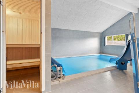 Det flotte bassenget i luksushus nr. 577 til 18 personer