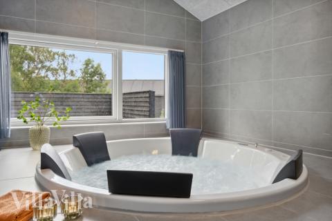 Nyt varmen i boblebadet i luksushus nr. 577 i Nordjylland