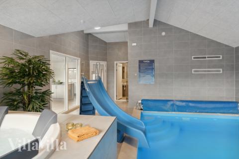 Feriehus 577 har et flott basseng med sklie, et stort innebygd boblebad og en badstue