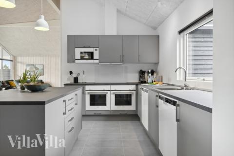 Kjøkkenet i luksushus nr. 577 er fullt utstyrt så dere lett kan lage mat til 18 personer.