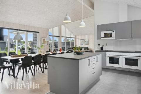 Kjøkkenet i luksushus nr. 577 i Nordjylland er godt innrettet.