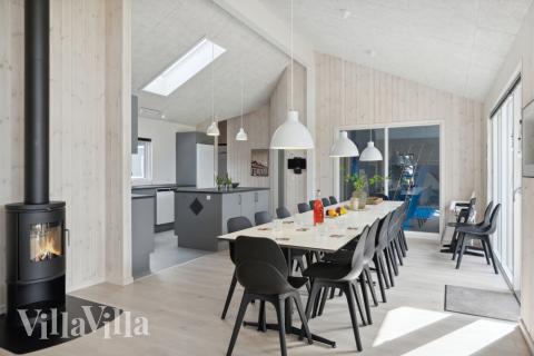 Det er plass til 18 personer i det store lyse oppholdsrommet i luksushus nr. 577.