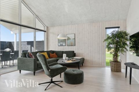 Det er god plass til hygge i feriehusets sofagruppe under oppholdet i luksushus nr. 577