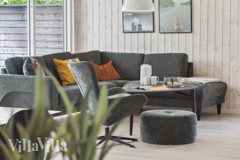 Sofaen i luksushus nr. 577 i Nordjylland er perfekt for å hygge seg med et brettspill eller se en film sammen.