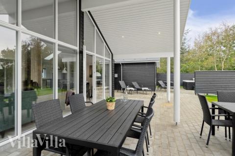 Nyt en grillkveld på terrassen i luksushus nr. 577 i Nordjylland