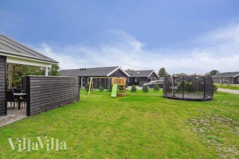 I det attraktive feriehuset nr. 577 i Nordjylland finnes det mengder av utendørsaktiviteter, som leketårn og huskestativ.