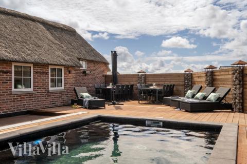 I det attraktive feriehuset nr. 580 i Vestjylland finnes det mengder av utendørsaktiviteter, som leketårn og huskestativ.