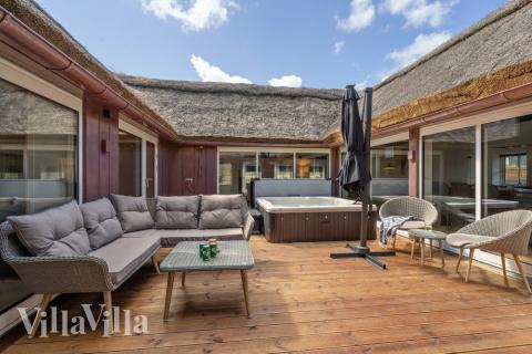 Nyt en grillkveld på terrassen i luksushus nr. 580 i Vestjylland
